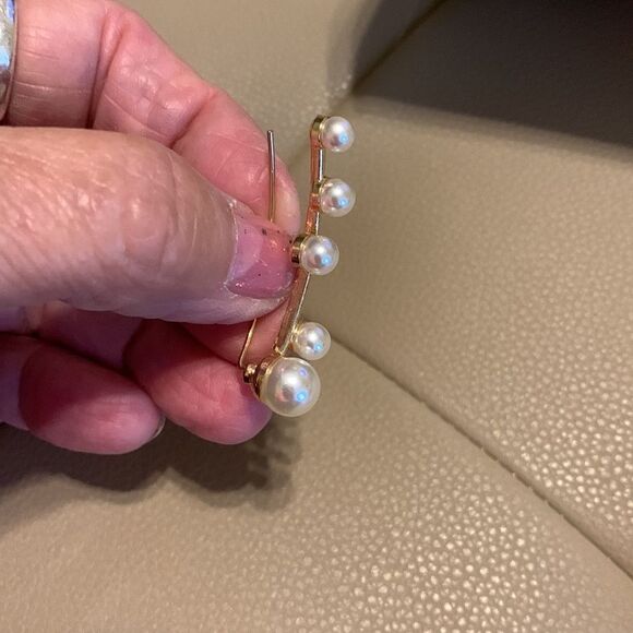 Plunder faux Pearl pierced earrings made to 'climb' the ear appearing to be many - Picture 3 of 6